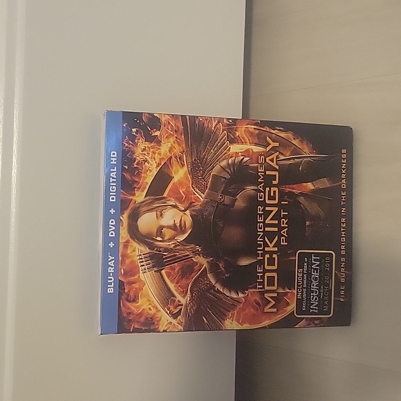 3 Hunger Games Blu-Rays - Picture 4 of 4